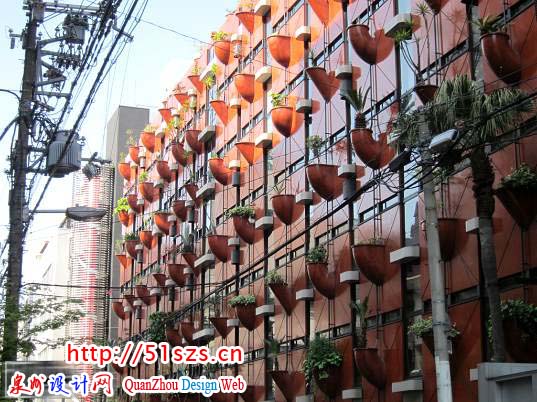 大阪的建筑外立面垂直花园Gaetano Pesce