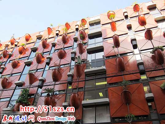 大阪的建筑外立面垂直花园Gaetano Pesce